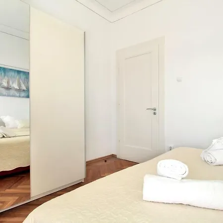 Figurin Apartment *